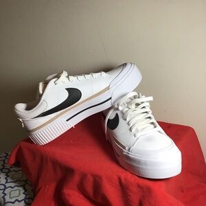😎Women’s Nike Court Legacy, size 11, new condition, see photos, gorgeous